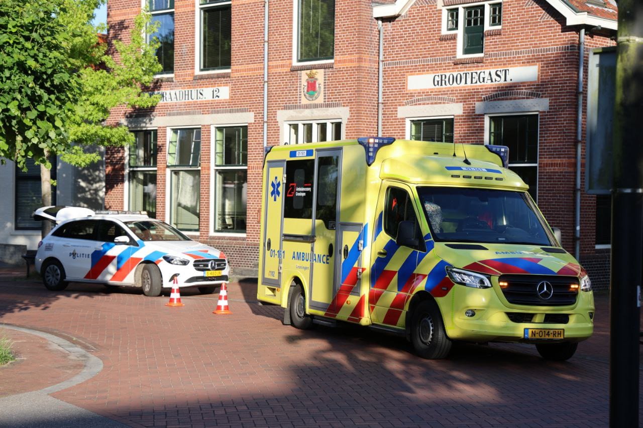 Fietser gewond na forse botsing met auto op de Hoofdstraat in Grootegast