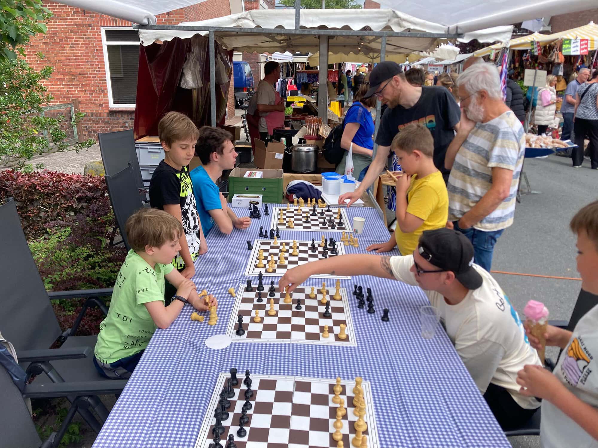 Schaakclub Leek op braderie in Tolbert en sterke prestaties bij Nederlandse Kampioenschappen