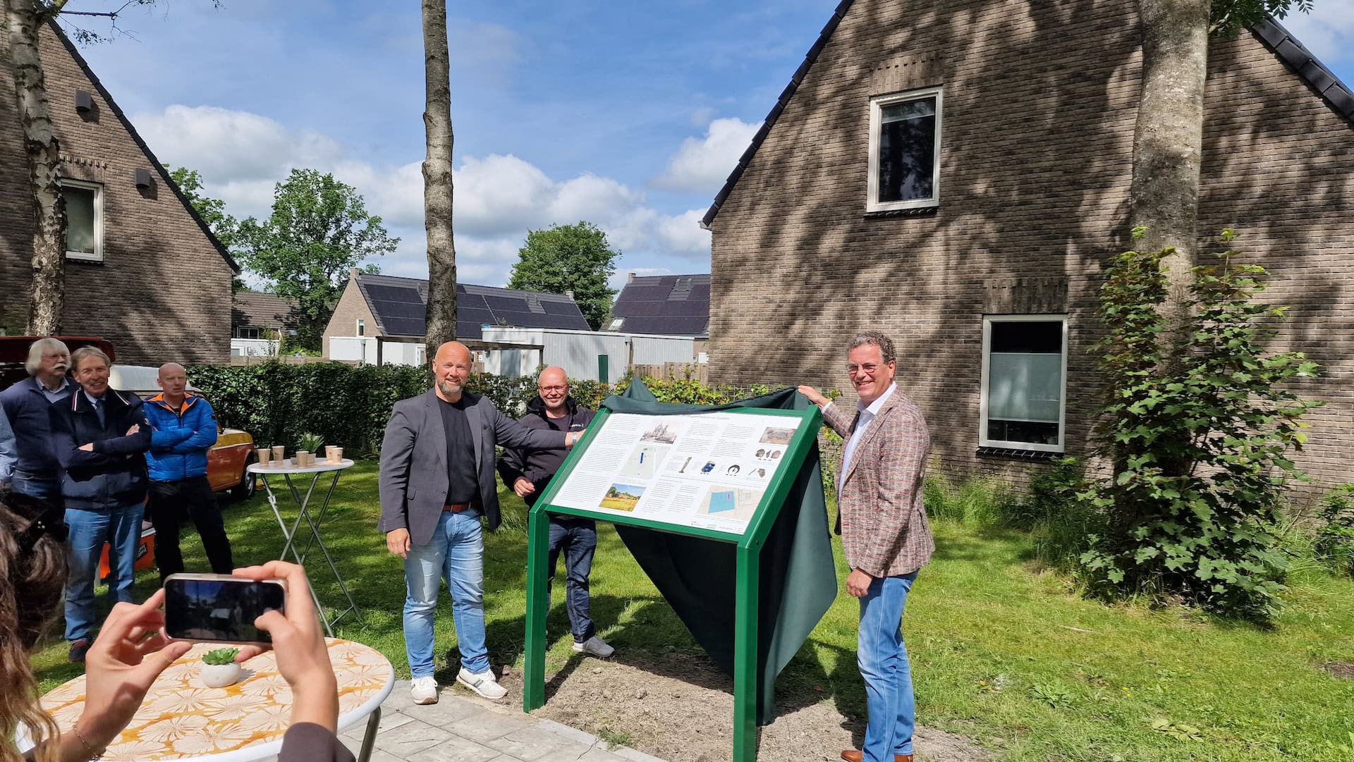 Informatiebord archeologische vondsten onthuld bij Borghlocatie in Zuidhorn