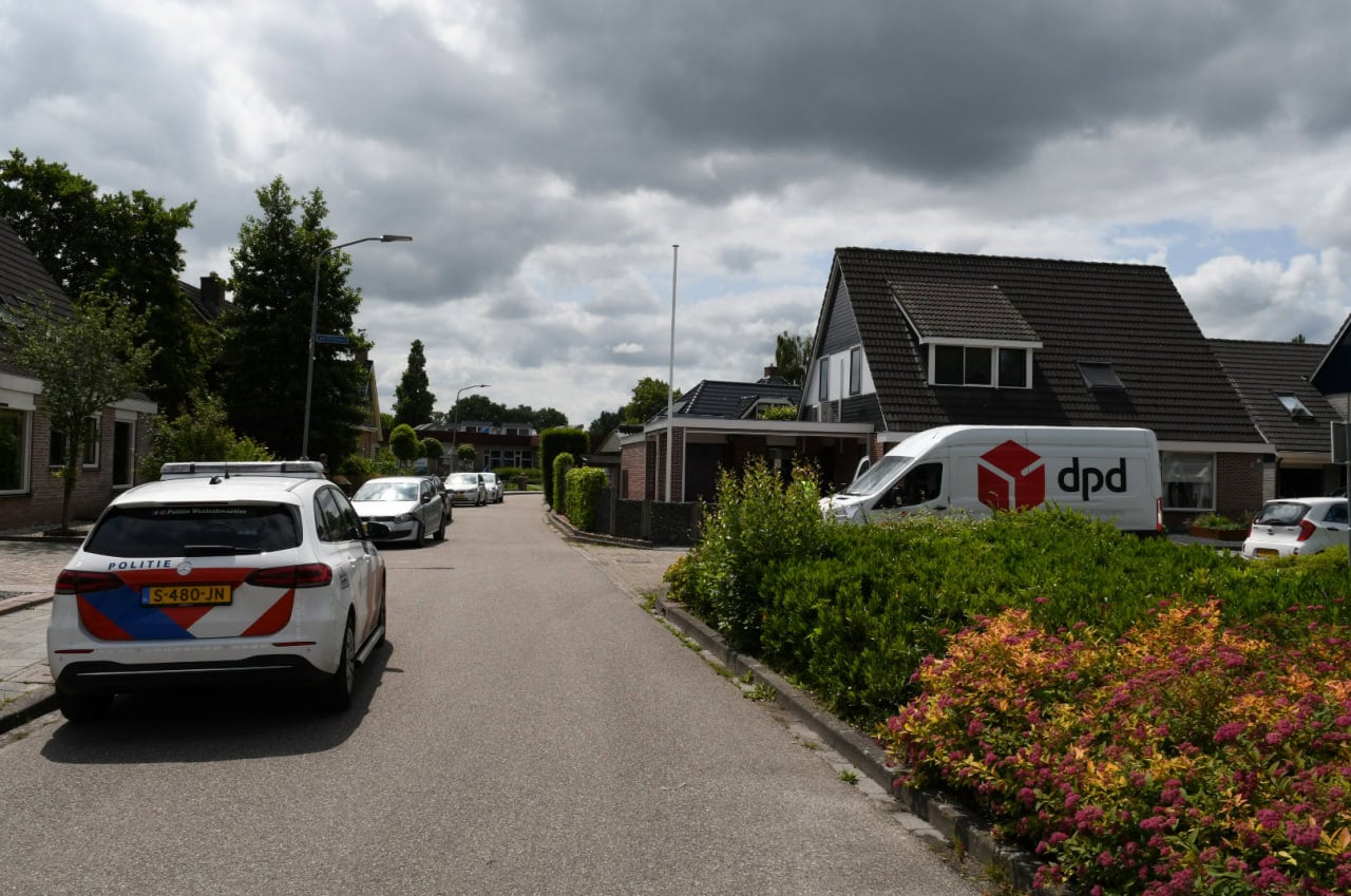 Botsing tussen auto en bestelbus in Zevenhuizen; bestuurder naar huisartsenpost