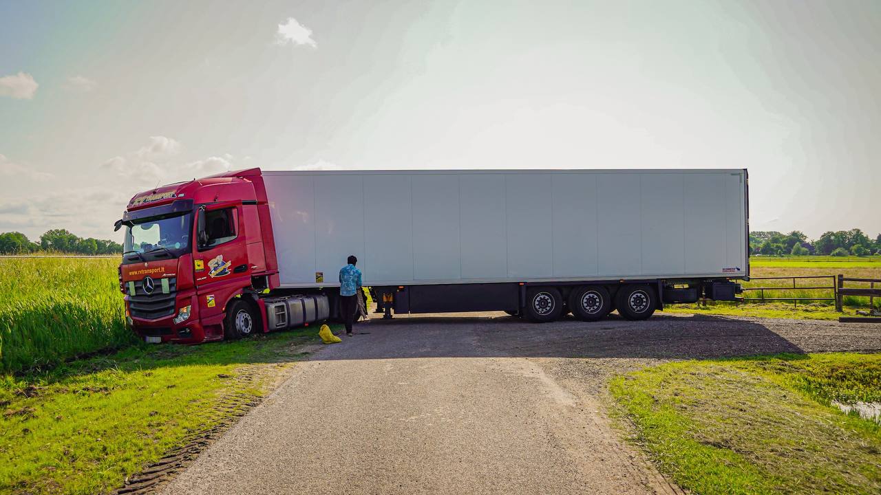 Vrachtwagen blokkeert weg na vastlopen in berm bij Oostwold