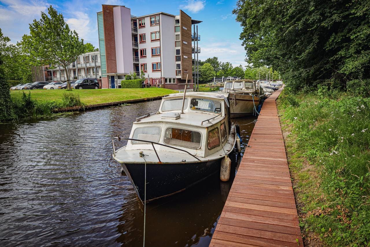 Gemeente sommeert eigenaar van deze boot om het vóór 2 juli uit haven Leek te verwijderen. Zo niet?