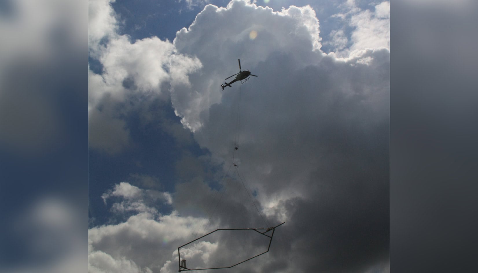 Helikopter met mysterieuze hoepel gaat metingen doen boven Leek en omgeving