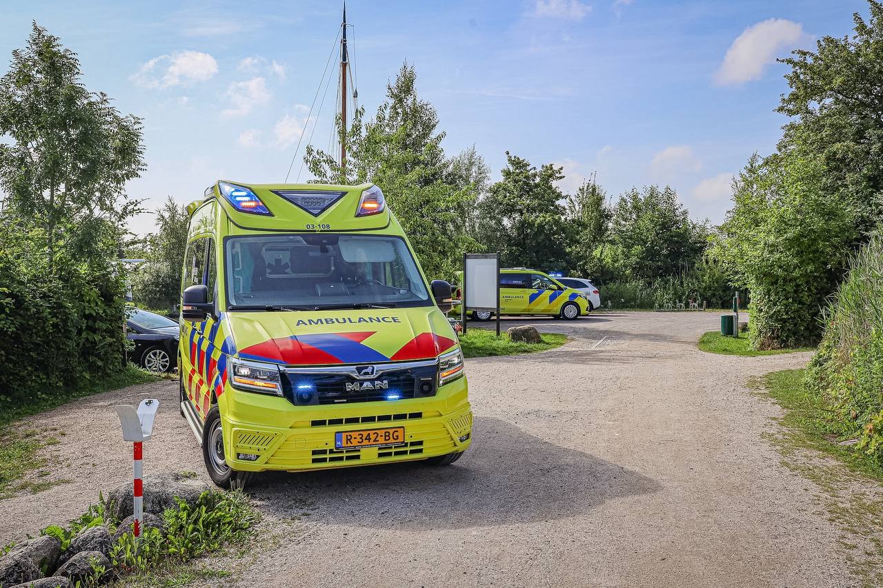 Persoon raakt te water bij boothelling Nietap; slachtoffer naar ziekenhuis gebracht