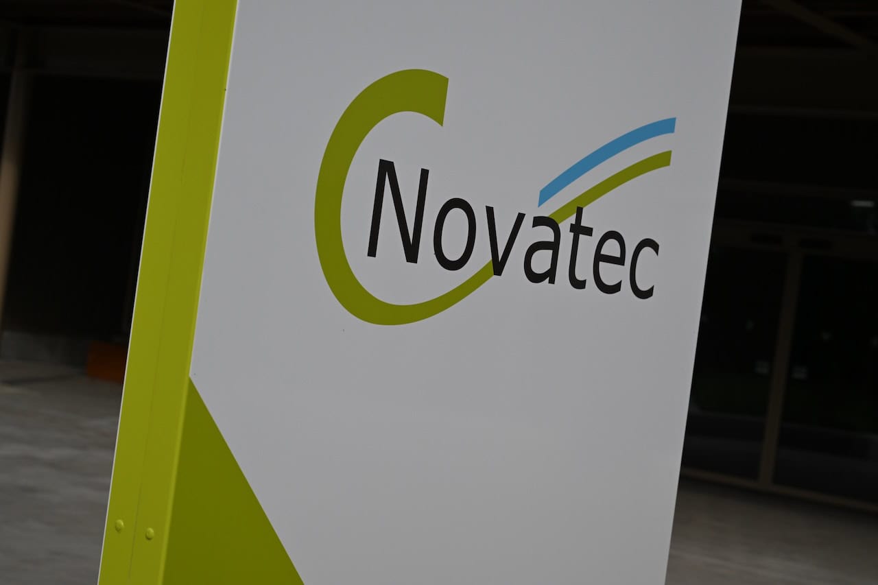 Wethouder reikt certificaten uit aan deelnemers pilot Taakinstructeur bij Novatec in Leek