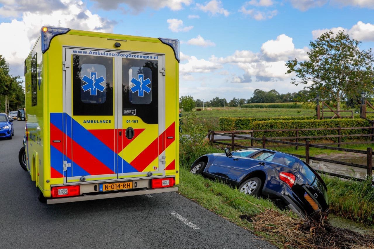 Automobilist belandt op zijkant in sloot langs de Hoofdstraat in Oostwold