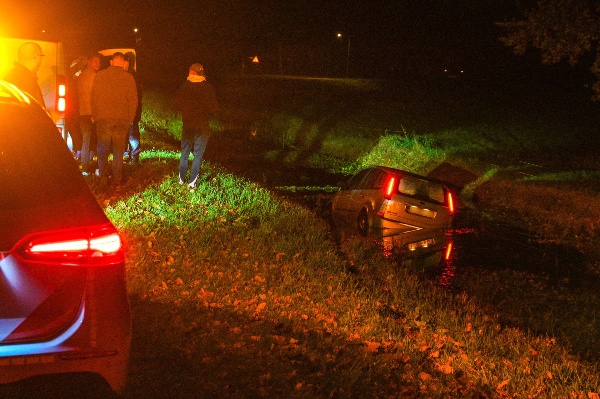 Automobilist belandt in sloot na gemiste bocht in Marum