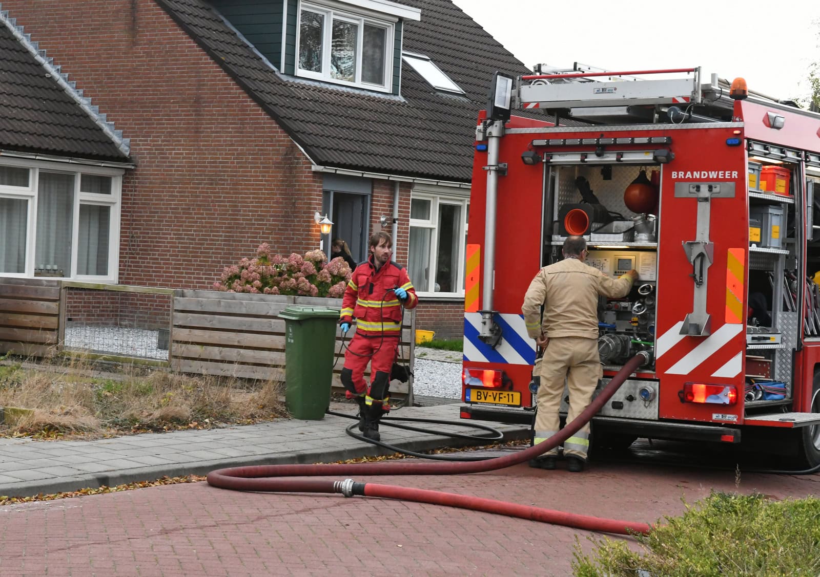 Brandweer Marum blust brand in woning in Nuis