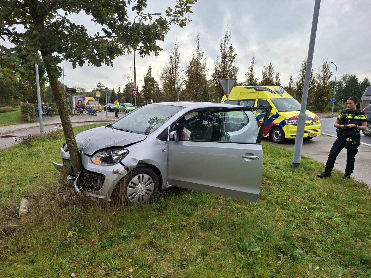 Automobilist botst frontaal tegen boom bij rotonde Midwolderweg