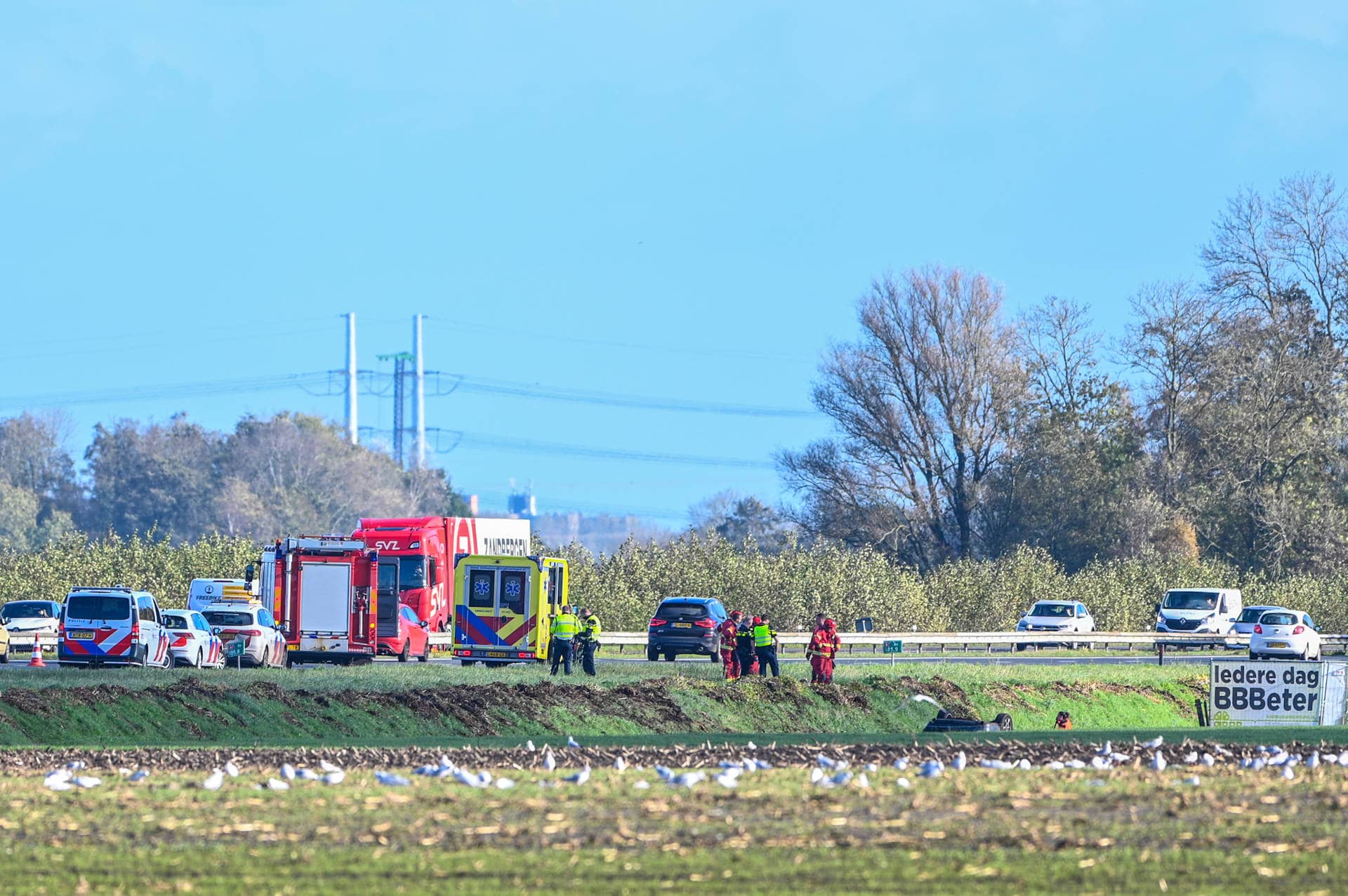 Auto slaat over de kop en belandt in de sloot langs A7 bij Lettelbert