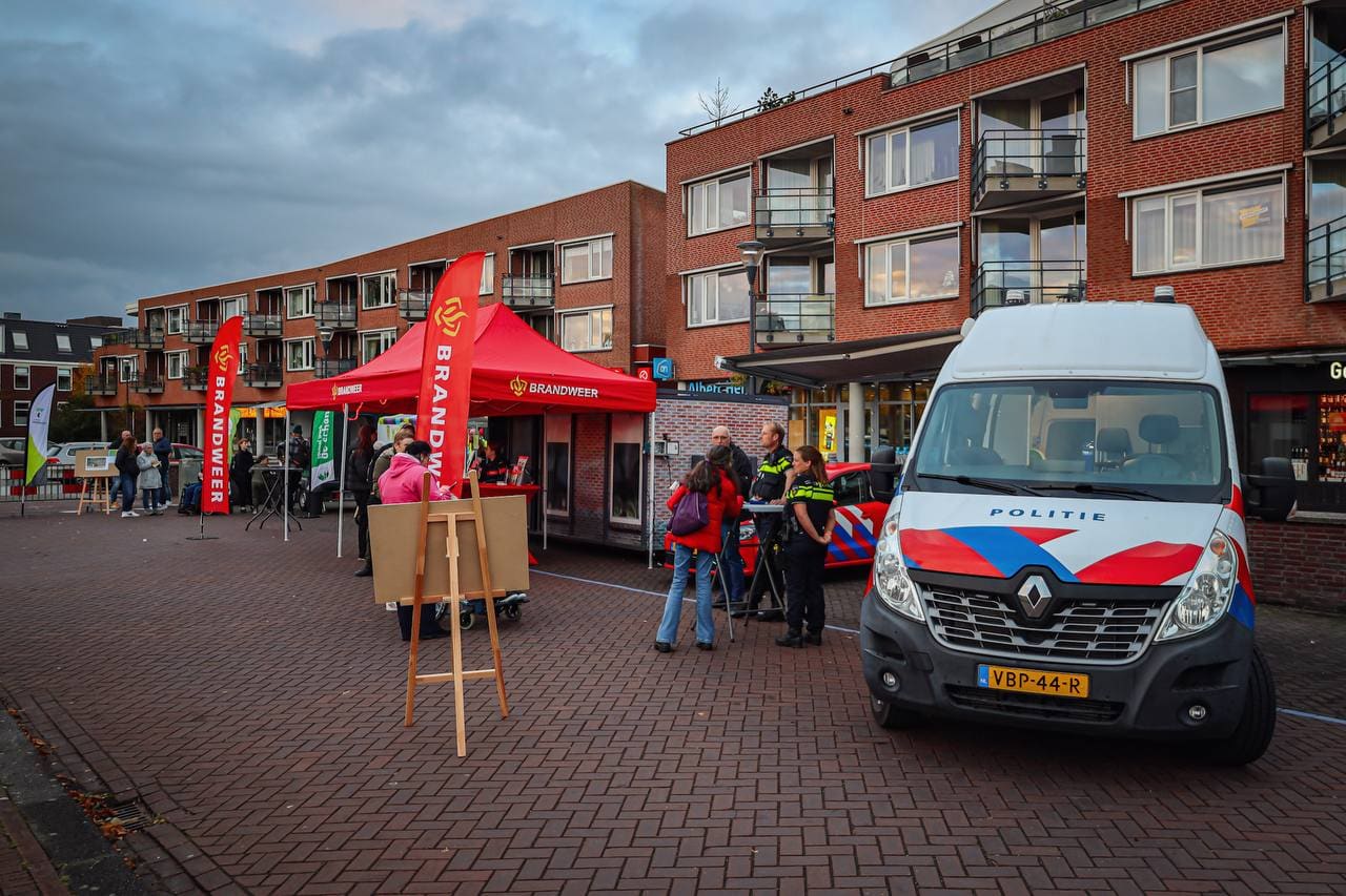 Veiligheidsmarkt in centrum Leek; inwoners in gesprek met politie, brandweer en andere veiligheidspa