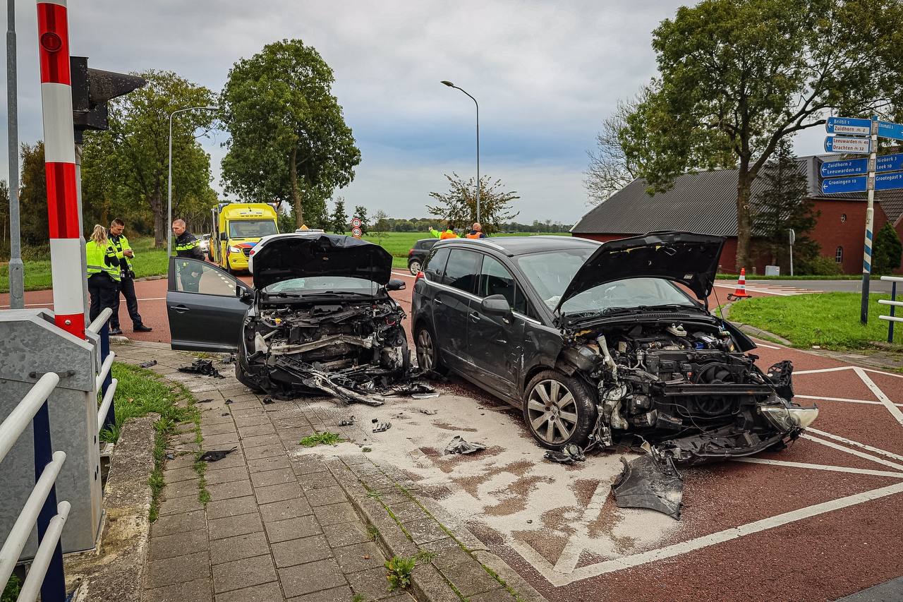 Flinke schade en één persoon naar ziekenhuis na botsing op kruising Fanerweg en Hoendiep Oostzijde b