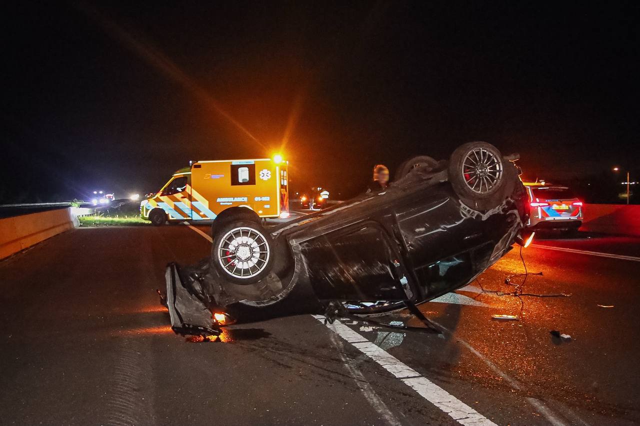 Twee ongevallen op A7 bij Leek zorgen voor grote ravage; weg richting Drachten afgesloten