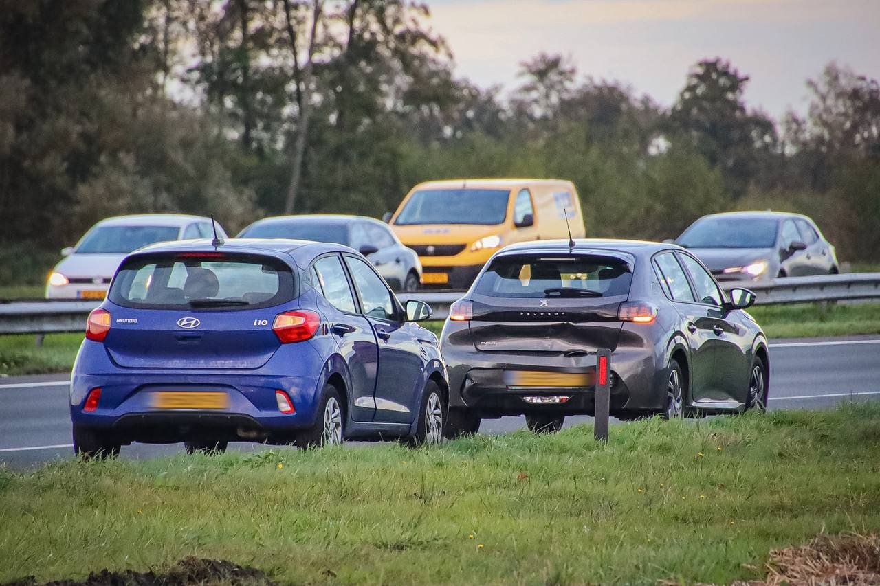 Ongeval op A7 bij Leek; automobilist rijdt achterop voorligger