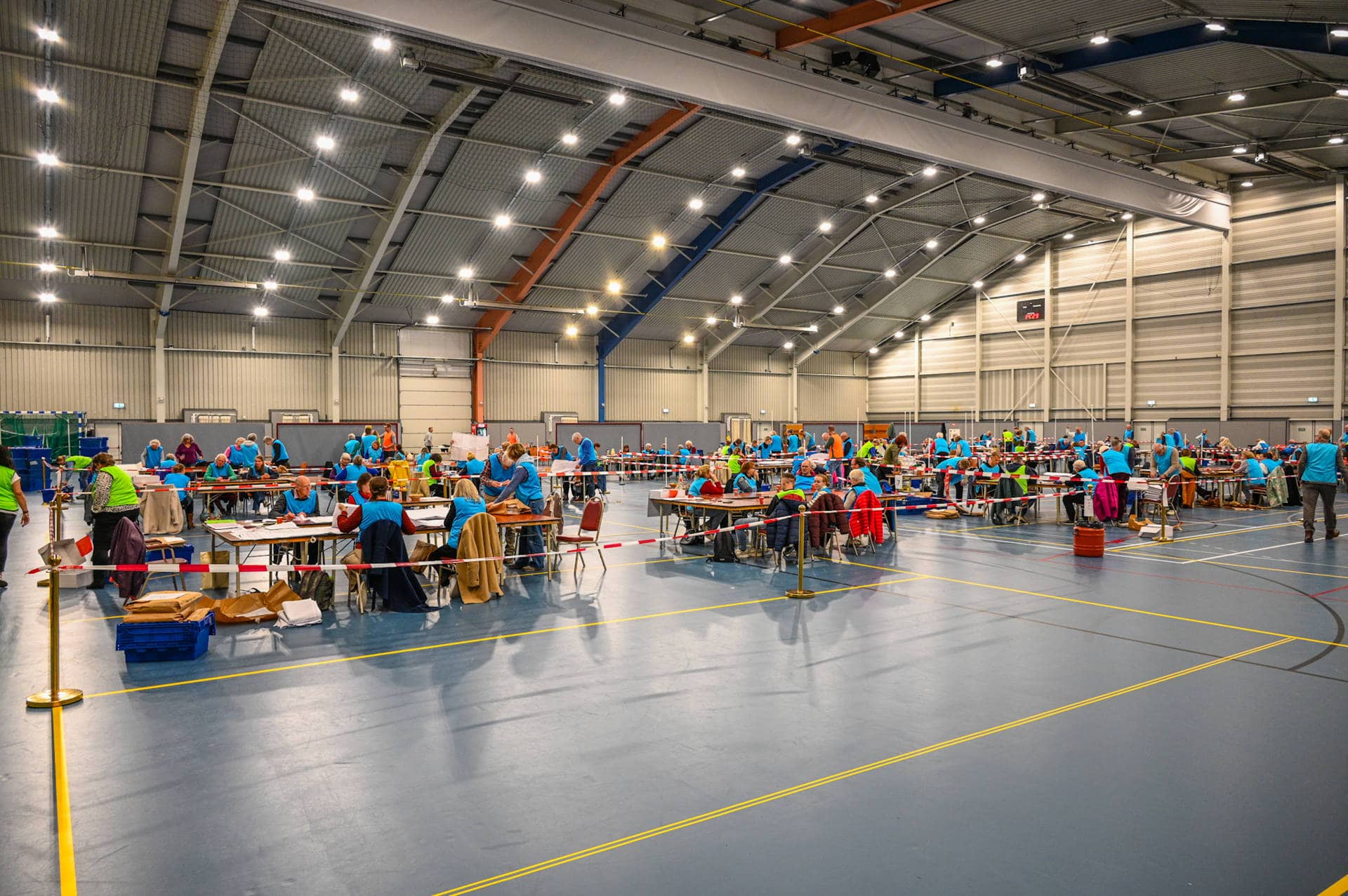 Tellen van stemmen per kandidaat in Westerkwartier door 195 vrijwilligers in Leek