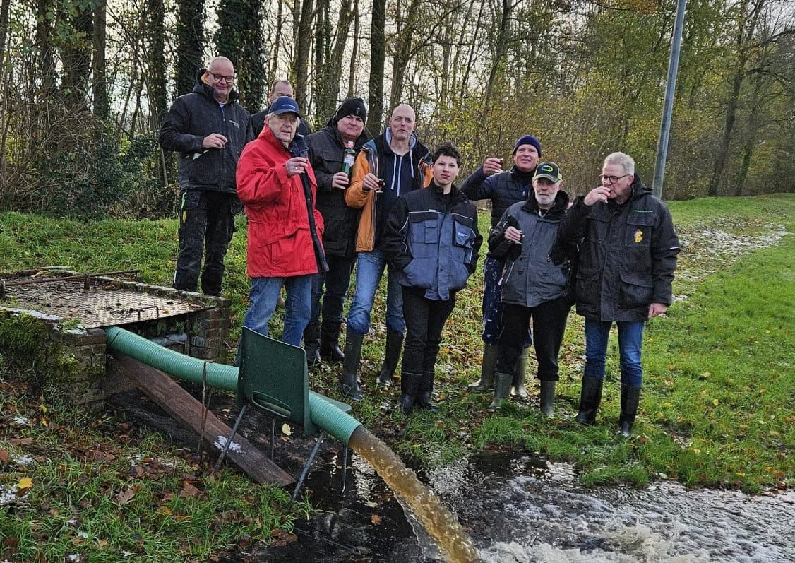Vrijwilligers IJsbaan Nienoord maken baan winterklaar