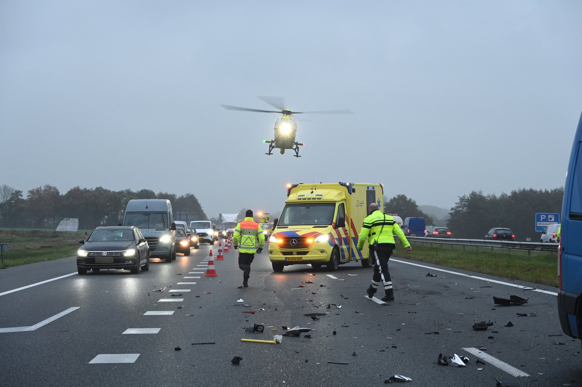 Forse vertraging op de A7 na ongeval met meerdere voertuigen; traumahelikopter landt op snelweg
