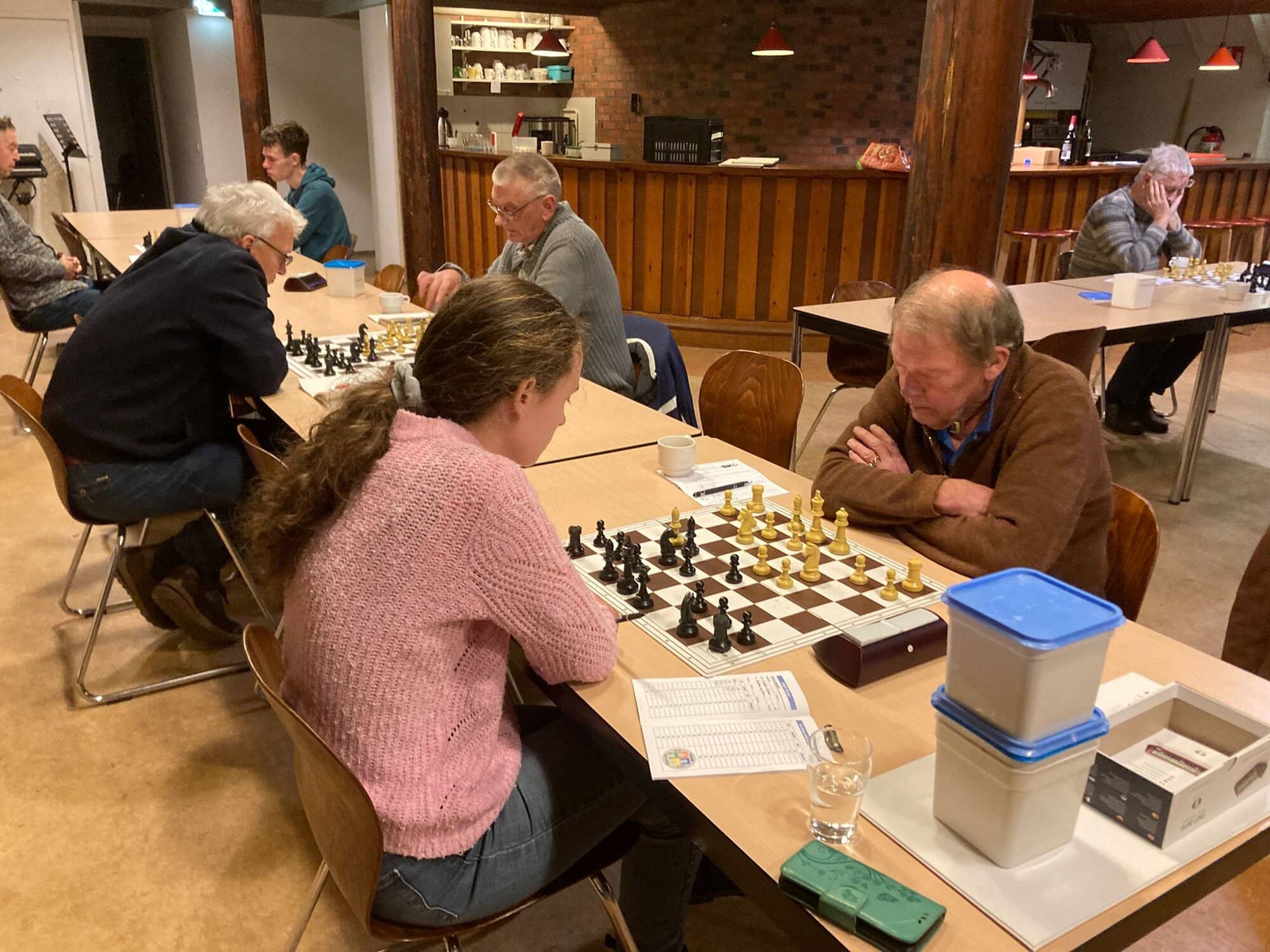 Tobias van Essen vergroot voorsprong in interne competitie Schaakclub Leek