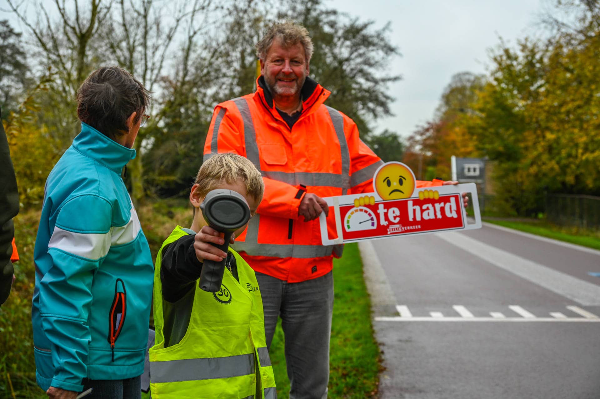 Bewoners en Veilig Verkeer Nederland meten snelheid op Hoofdstraat in Midwolde