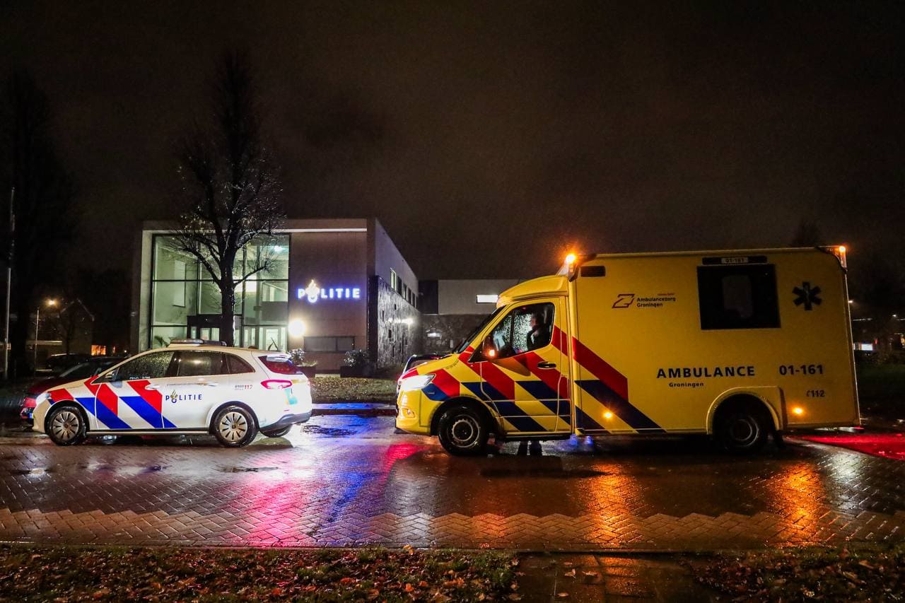 Ongeval bij politiebureau Leek; één persoon gecontroleerd op verwondingen