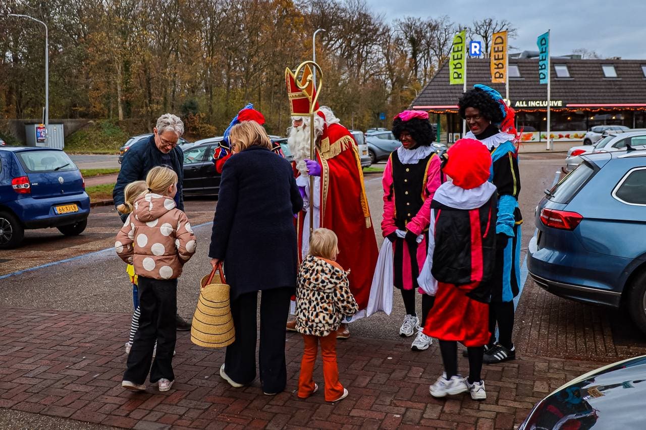 Sinterklaas en Pieten verrassen kinderen bij Pettenzorg en bedanken sponsoren in Leek
