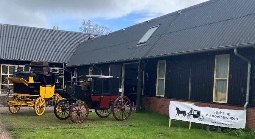 Proefzitten in historische rijtuigen tijdens open dag De Koetsewagen op 13 december 2025
