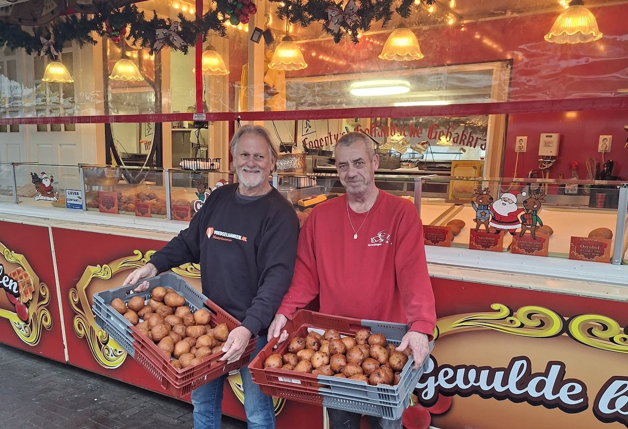 GroningerGebakkraam in Leek schenkt voor twintigste keer oliebollen aan Voedselbank Westerkwartier