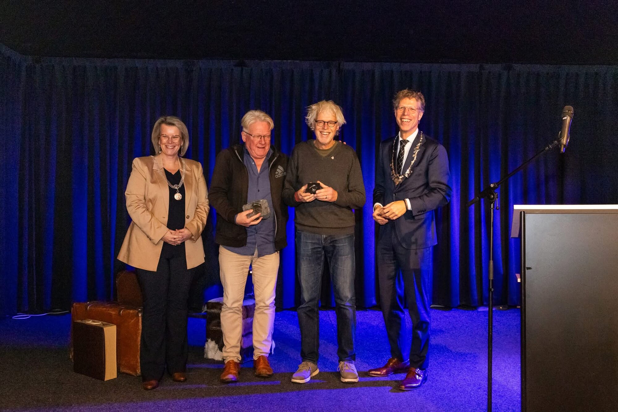 Burgemeesters reiken erepenningen uit aan Rooie Rinus en Pé Daalemmer in Zuidhorn