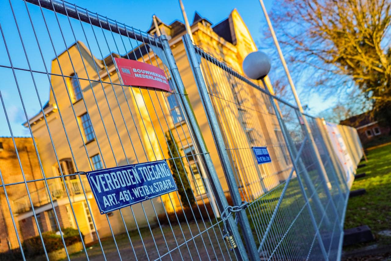 Gemeente plaatst hekwerk en camera's om leegstaand gemeentehuis Leek wegens vandalisme