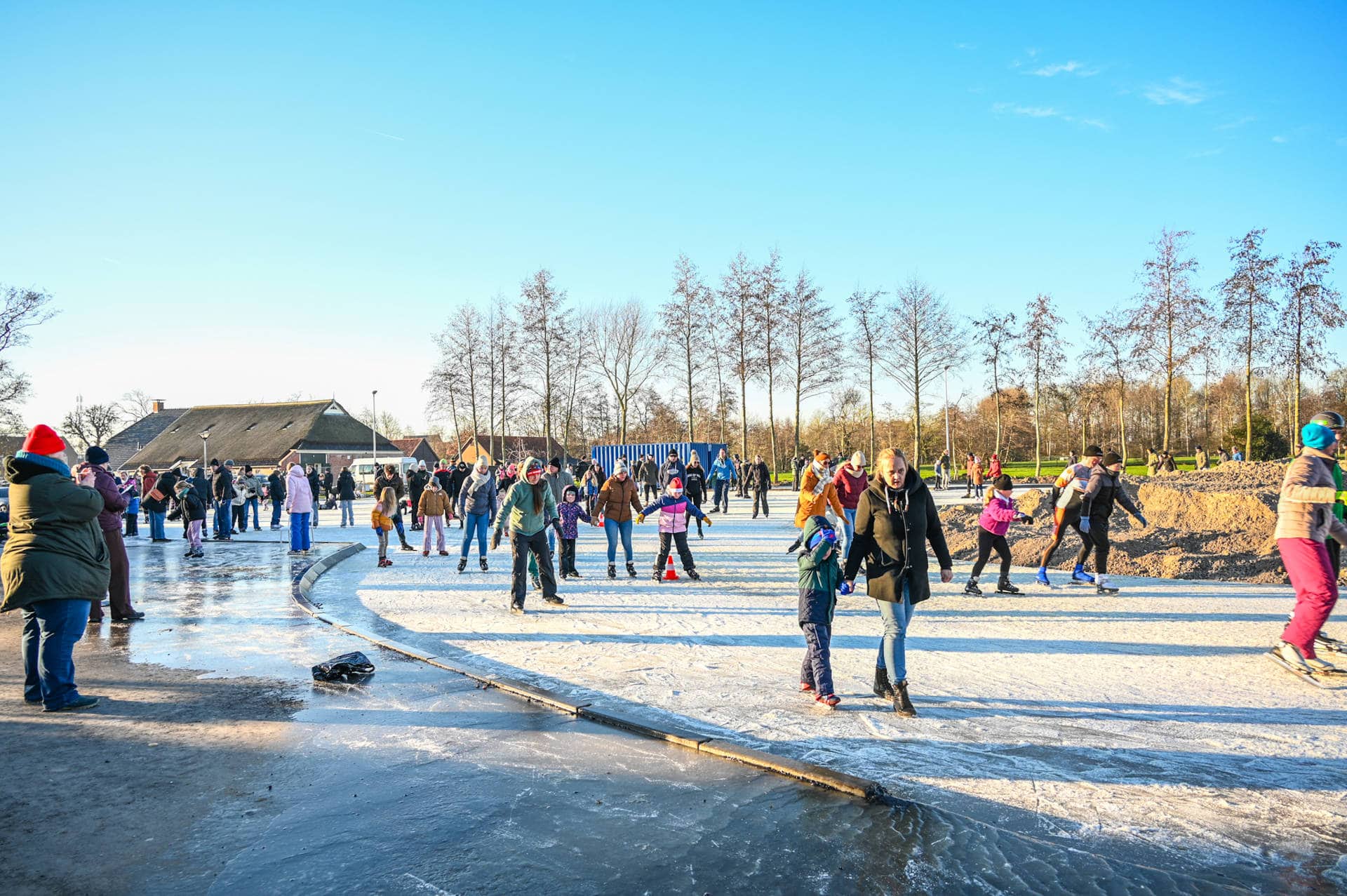 Ook vandaag grote drukte en volop schaatsplezier op nieuwe ijsbaan in Tolbert