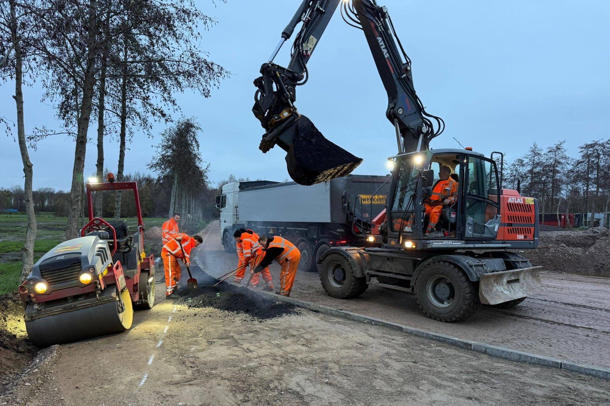 Belangrijke mijlpaal bereikt; eerste asfalt laag voor nieuwe ijsbaan Tolbert gelegd