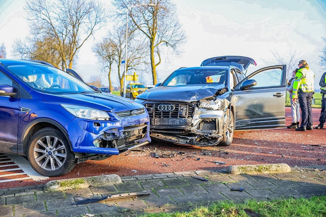 Drie voertuigen betrokken bij ongeval op kruising in Briltil; traumahelikopter komt ter plaatse