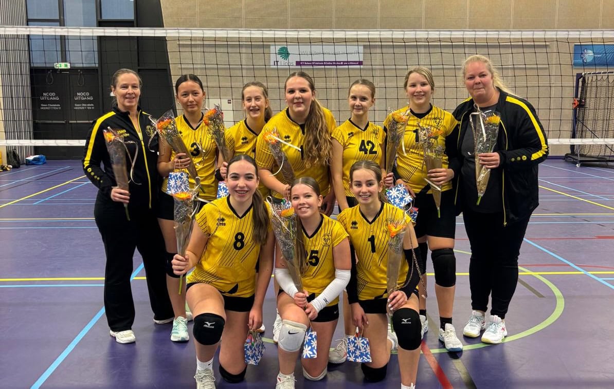 Meiden C1 van volleybalvereniging Impala Leek kampioen