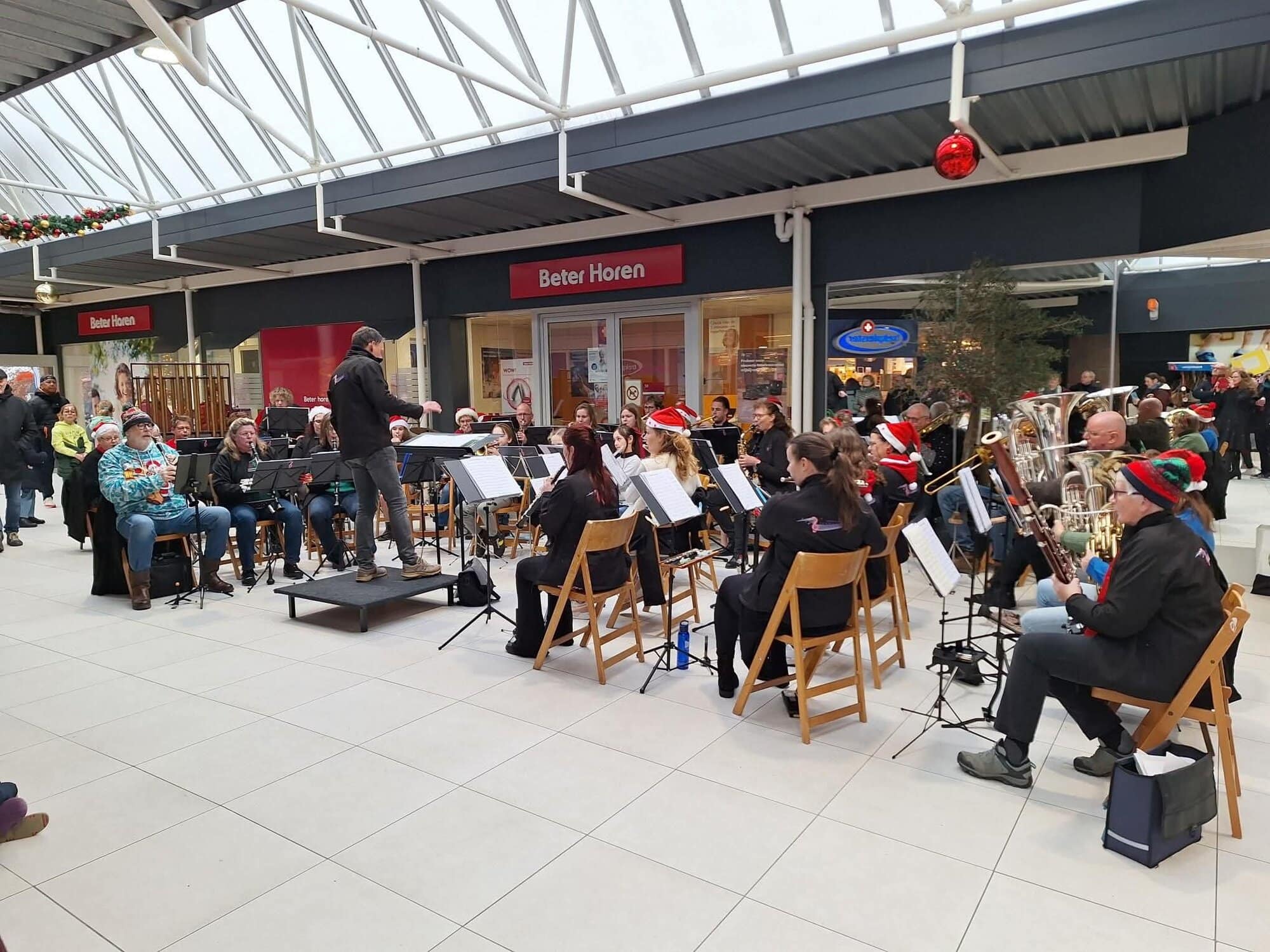 Kerstconcert door CMV Harmonie Leek zaterdag 20 december in Winkelcentrum Liekeblom