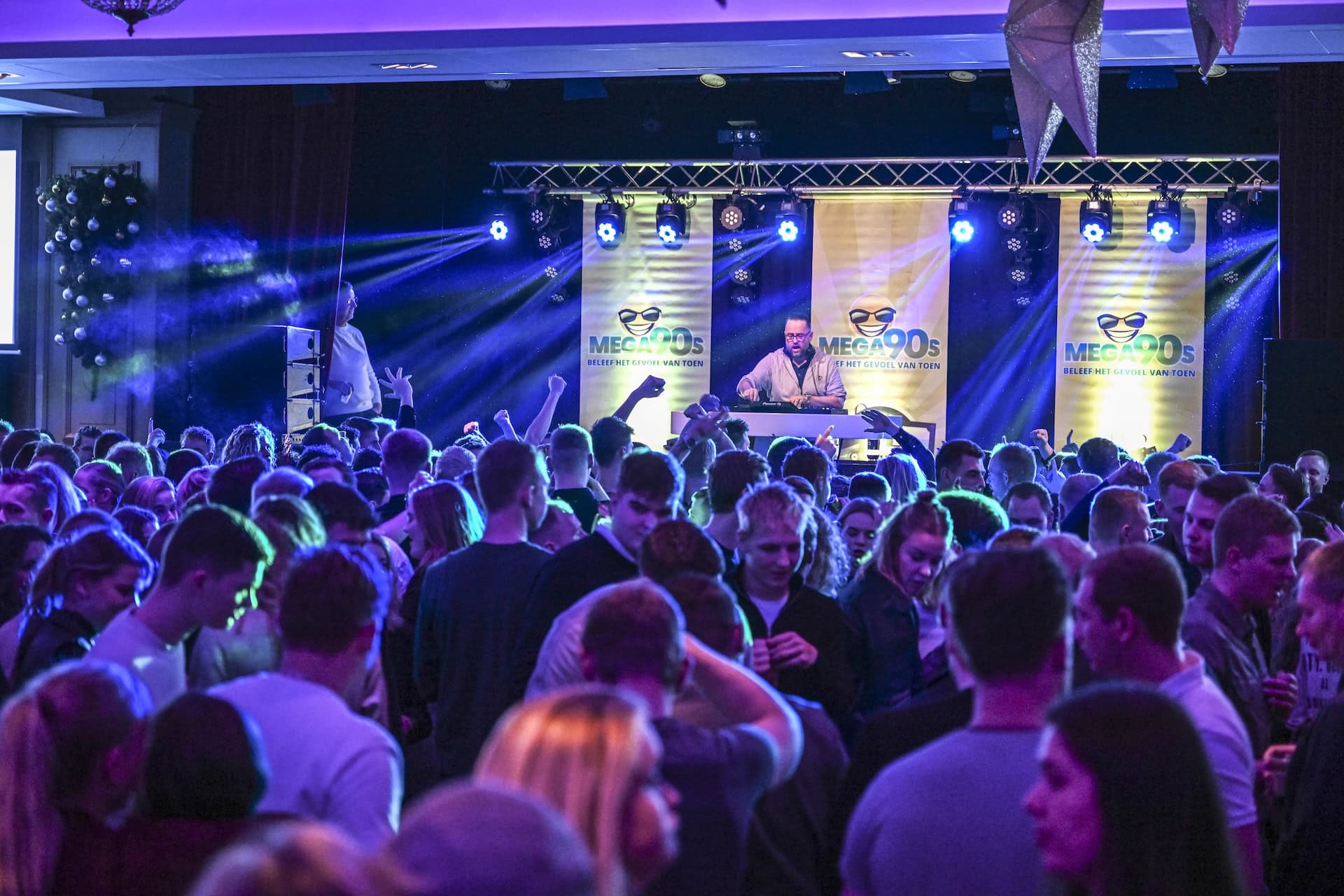 Kersteditie MEGA90’s in Tolbert vanavond uitverkocht: ‘Ook geen tickets meer aan de kassa’