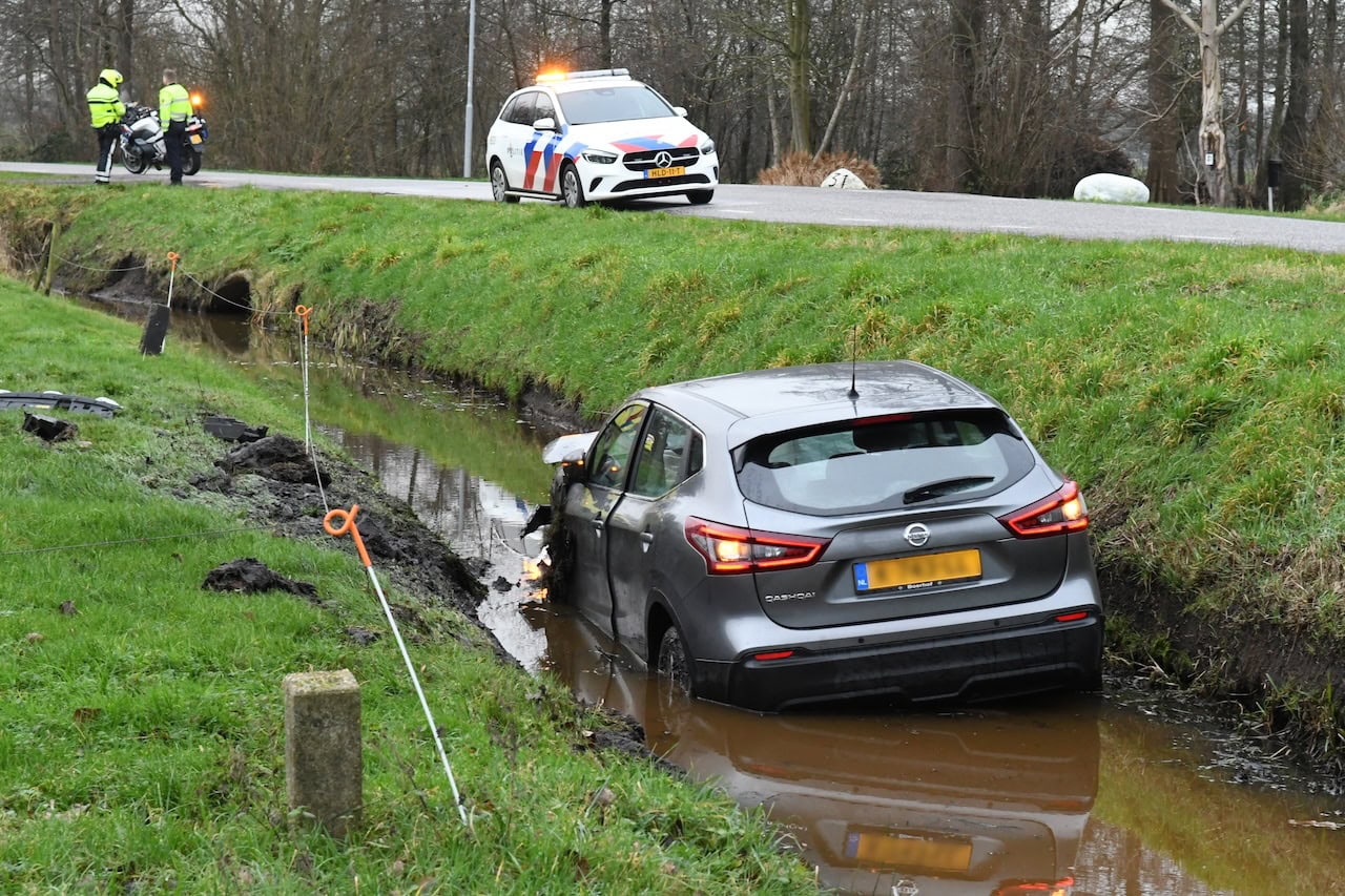 Auto schiet van de weg en eindigt in sloot bij Tolbert