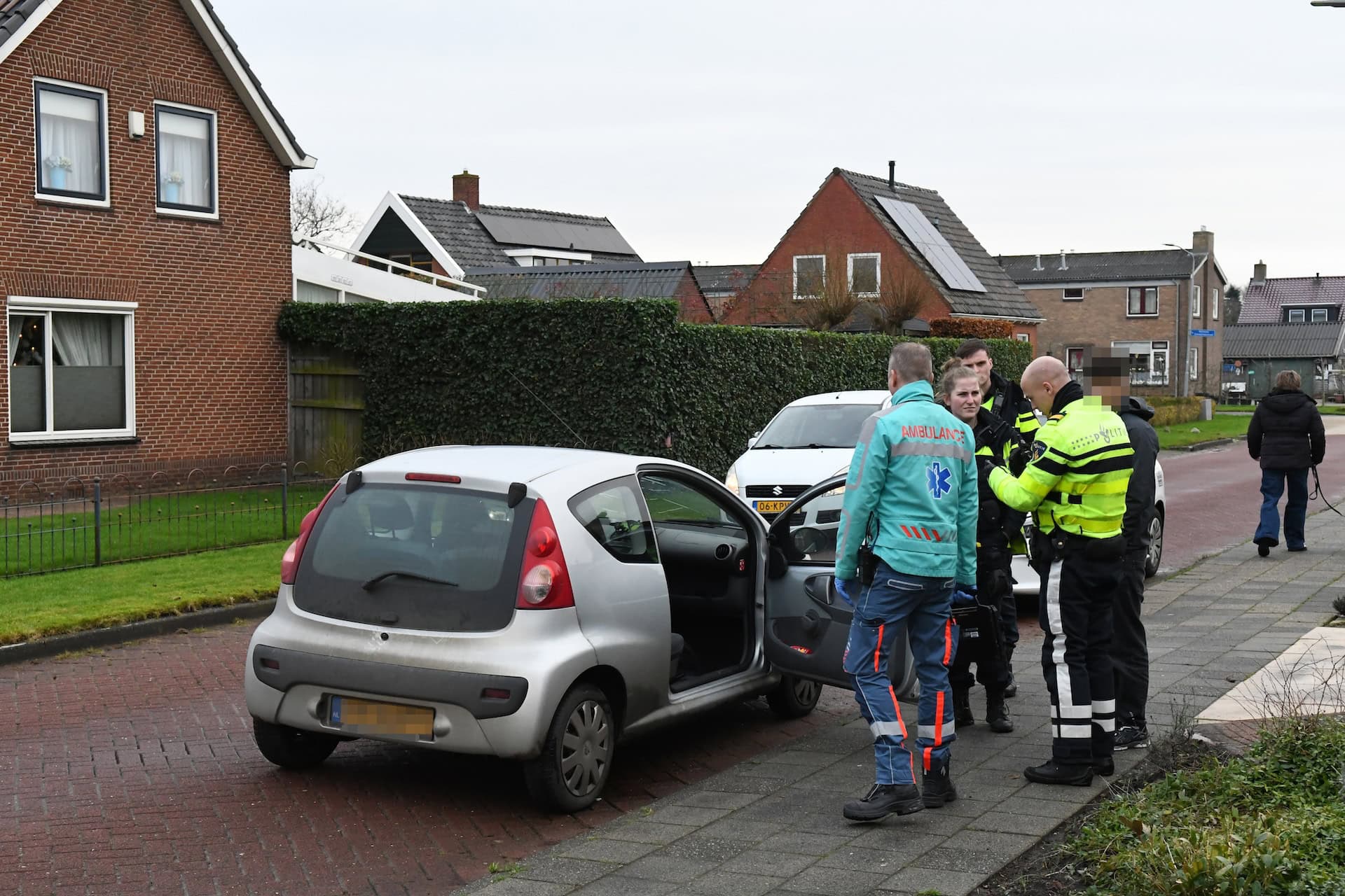 Auto en fietster botsen op Leuringslaan in Tolbert