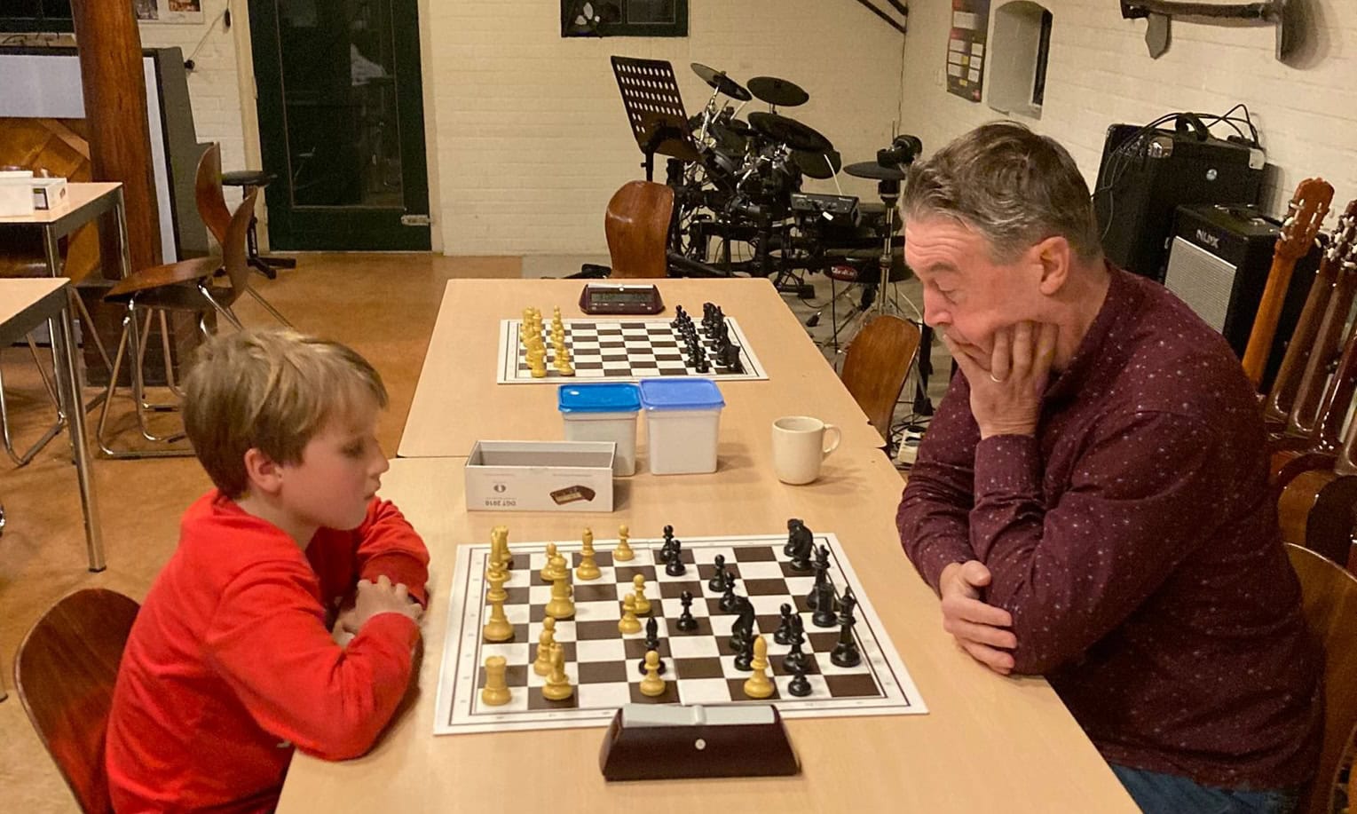 Negenjarige schaker Rens Boomhouwer imponeert bij snelschaakavond Leek