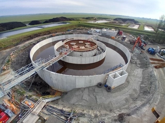 Nieuwbouw rioolwaterzuiveringsinstallatie Gaarkeuken vordert: imposante ruimerbrug op nabezinktank g