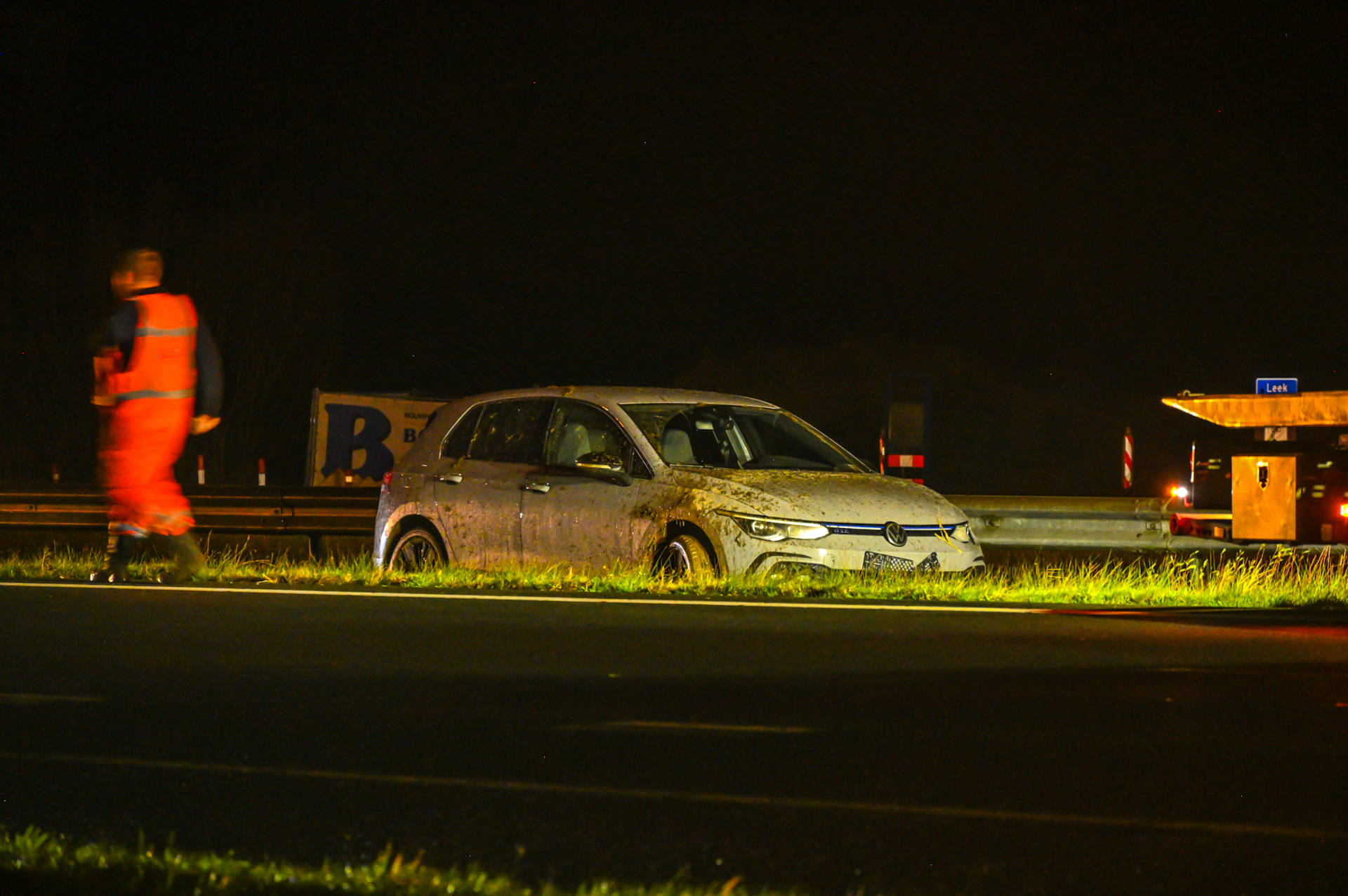 Auto schiet van de weg en rijdt vangrail omver op A7 bij Midwolde