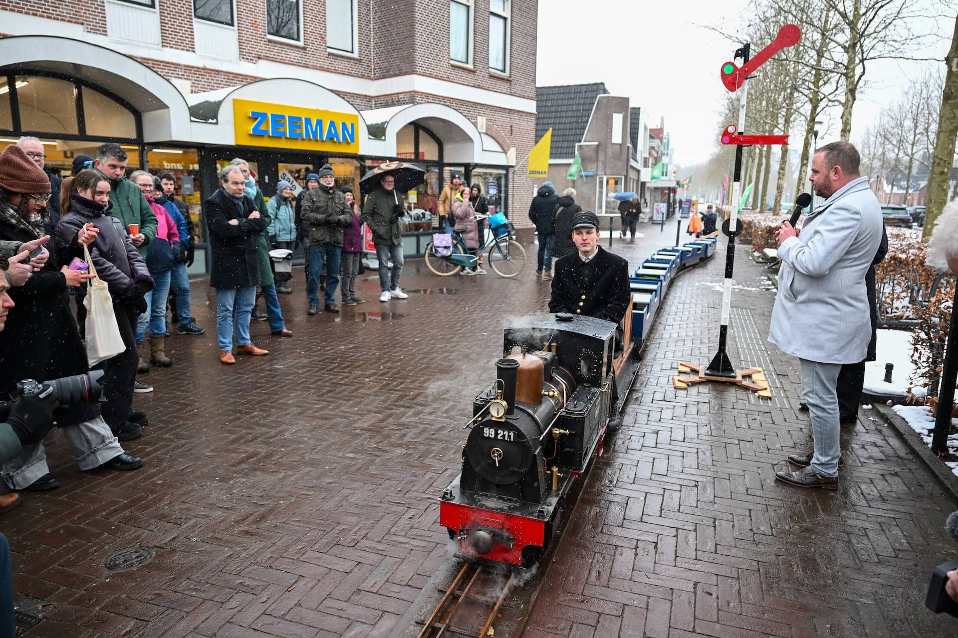 De eerste trein heeft het centrum van Leek bereikt tijdens aftrap project 'Leek Centraal' (Video)