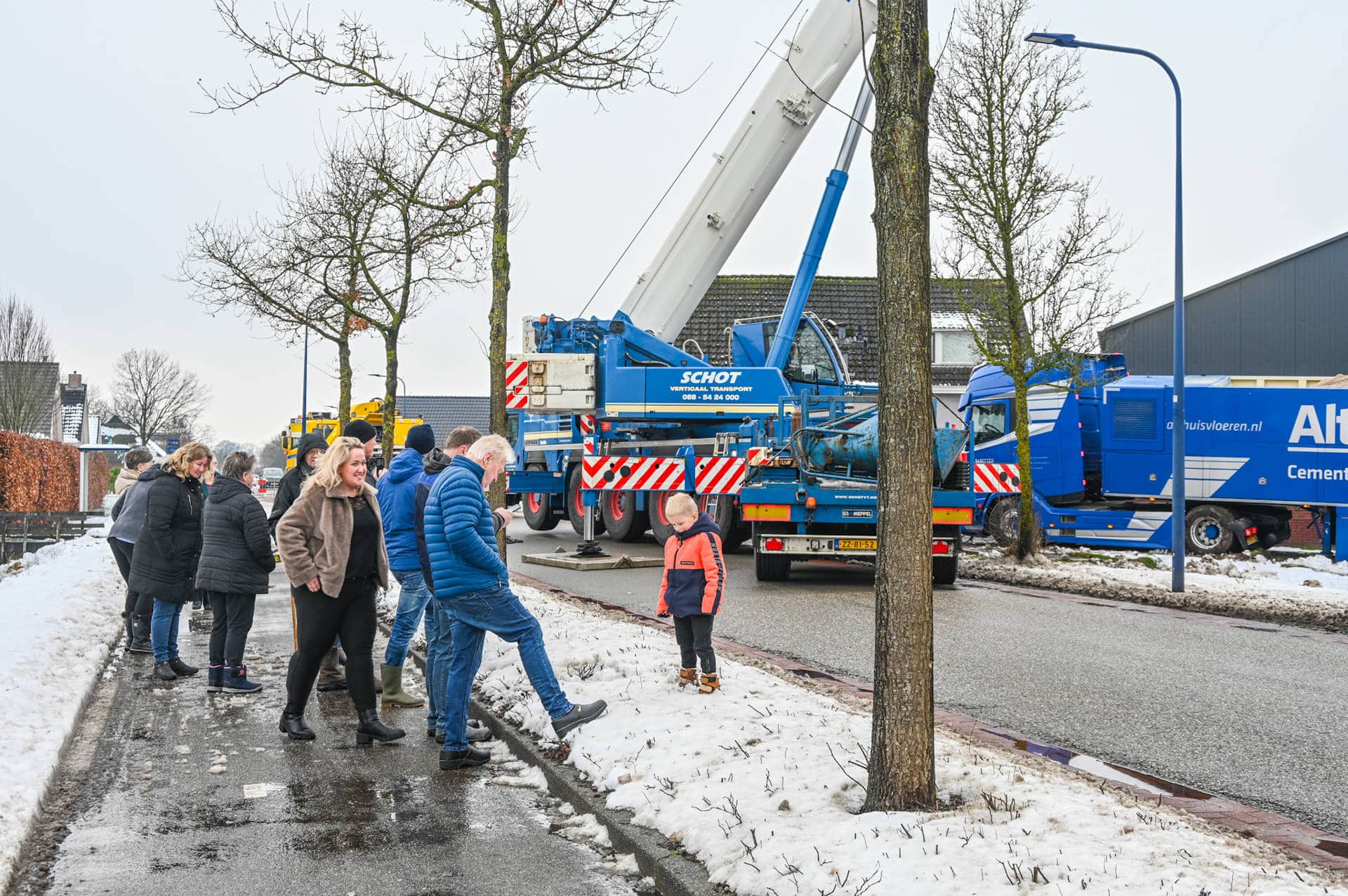 Grote bergings operatie nadat vrachtwagen door gladheid van de weg glijdt