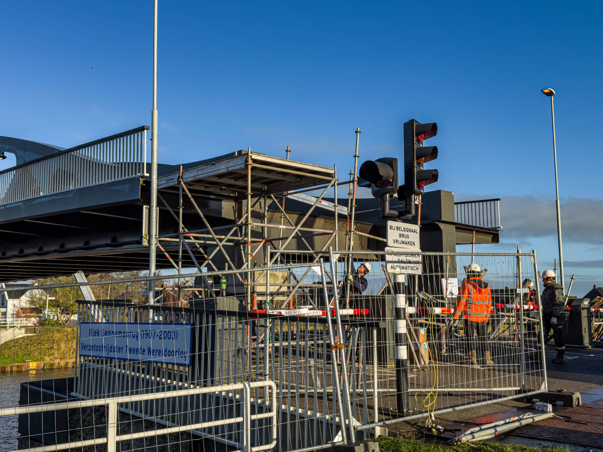 Vertraging tijdens bouw hellingbanen brug Zuidhorn door ontwerpwijzigingen en materiaalgebrek