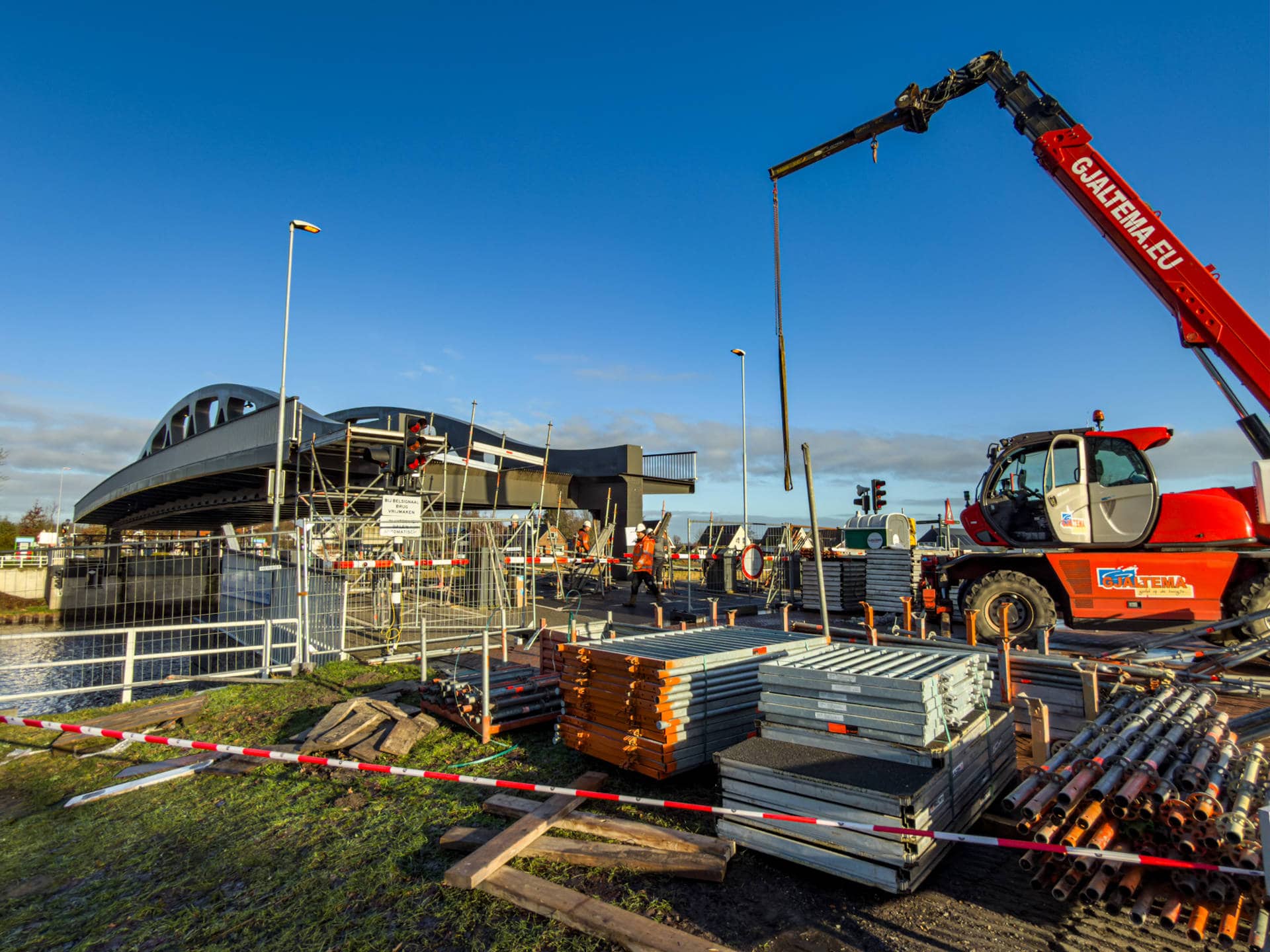 Aanleg hellingbanen bij tafelbrug Zuidhorn in volle gang