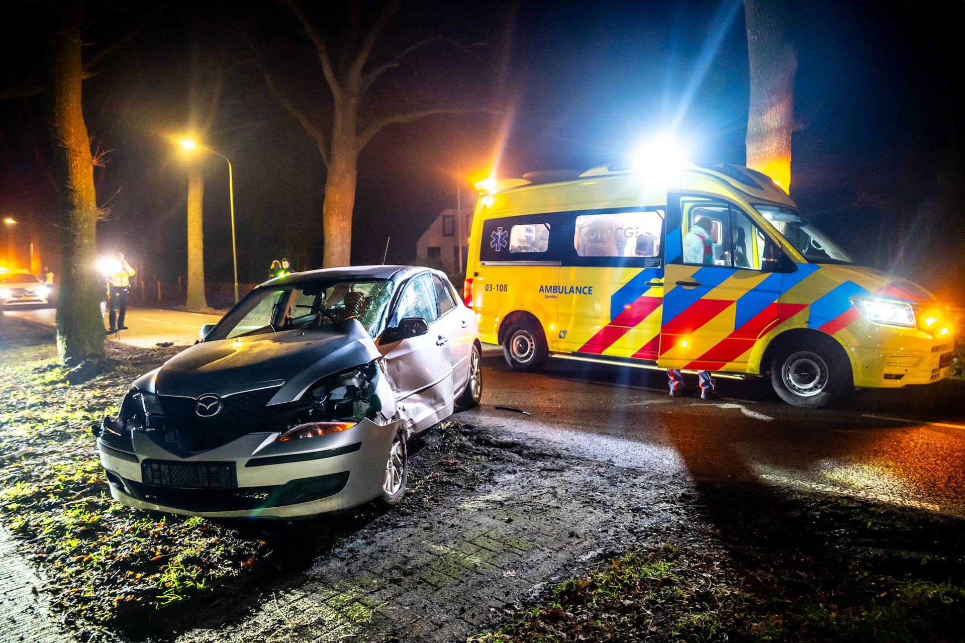 Vrouw gewond na botsing tegen boom op Zevenhuisterweg