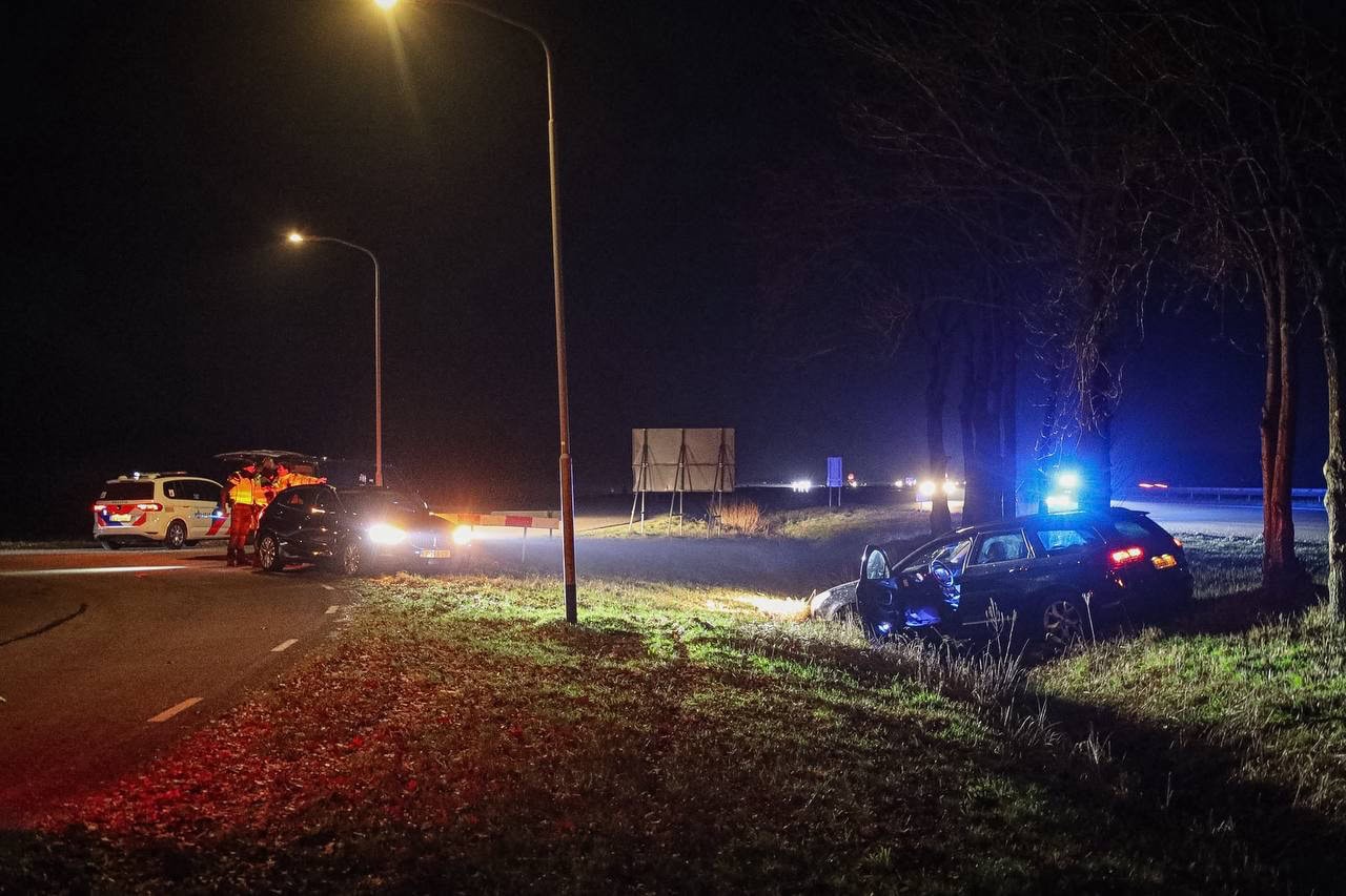 Grote zoekactie na achtervolging en crash op A7 bij Midwolde: ook politiehelikopter ingezet