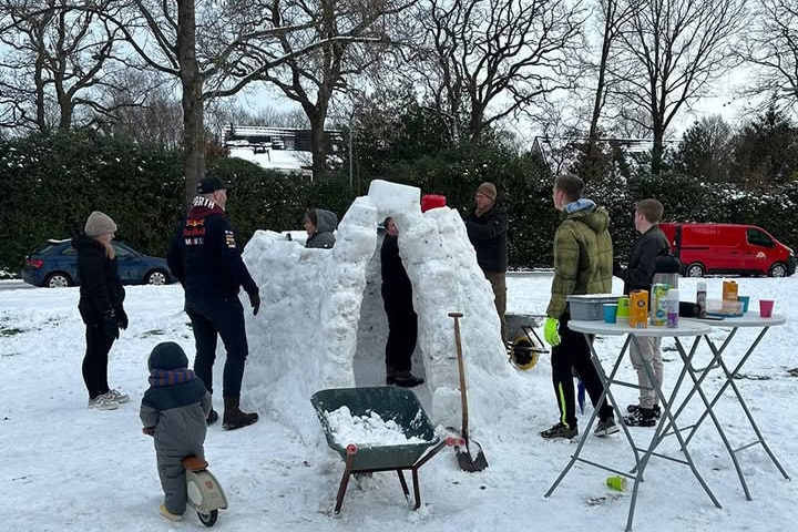 Buurtbewoners Oldenoert en ’t Zuden bouwen samen iglo: “Iedereen droeg zijn steentje bij”