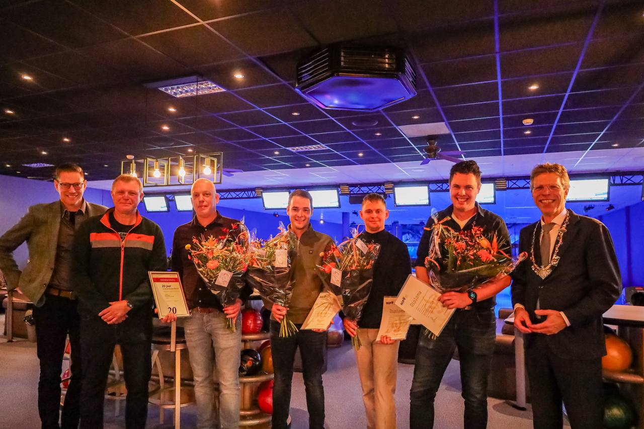 Drie nieuwe manschappen en jubilaris geëerd tijdens korpsbindingsavond van brandweer Leek