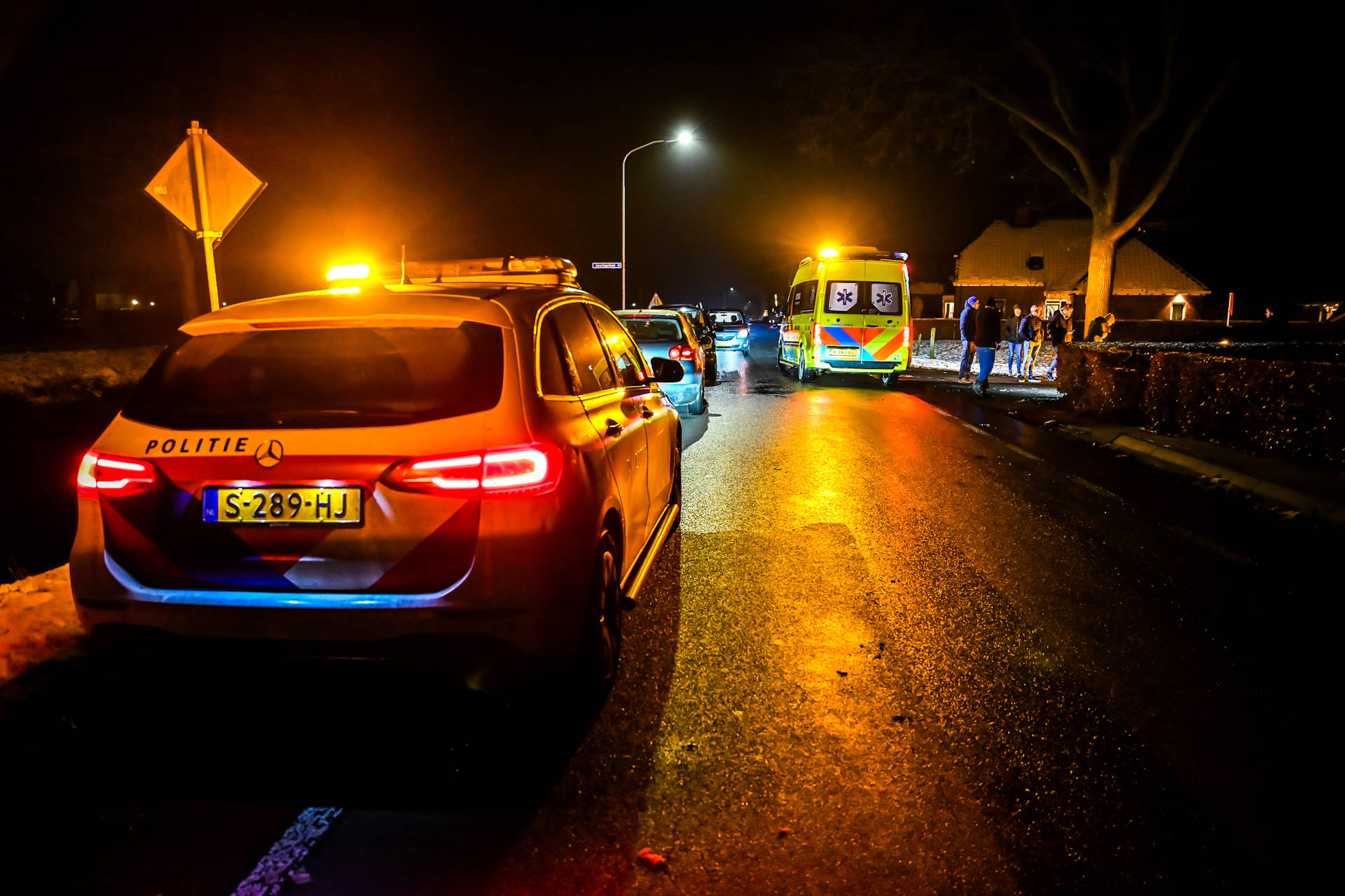 Twee auto’s botsen op kruising Diepswal met de Leuringslaan in Leek