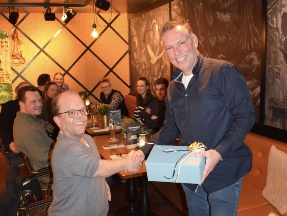 Otter Diercompleet in Leek viert 25-jarig jubileum van medewerker Jakob Homan